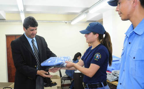 Entregaron uniformes a los agentes egresados de la Polic a del