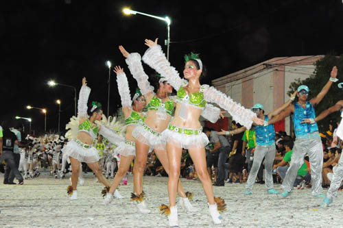 Tres comparsas brillaron en la noche del domingo de Pinedo