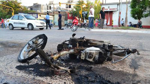 Dos j venes murieron al chocar su moto con un colectivo EsChaco