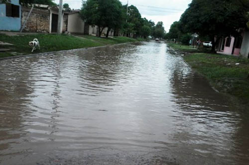 Lluvias complican el acceso a algunos barrios de S enz Pe a